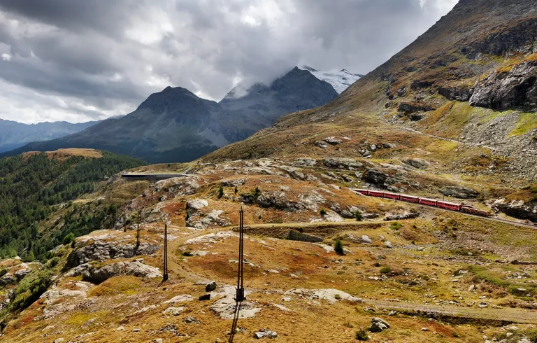 Bahndamm der Scala Schleife zwischen Ospizio Bernina und Alp Grüm