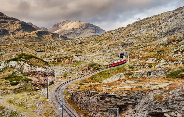 Berninabahn, Triebwagen fährt aus der Scala Galerie am Bernina Pass.
